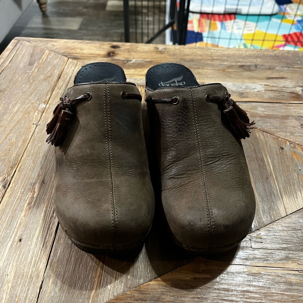 Dansko women’s Brown Leather clogs